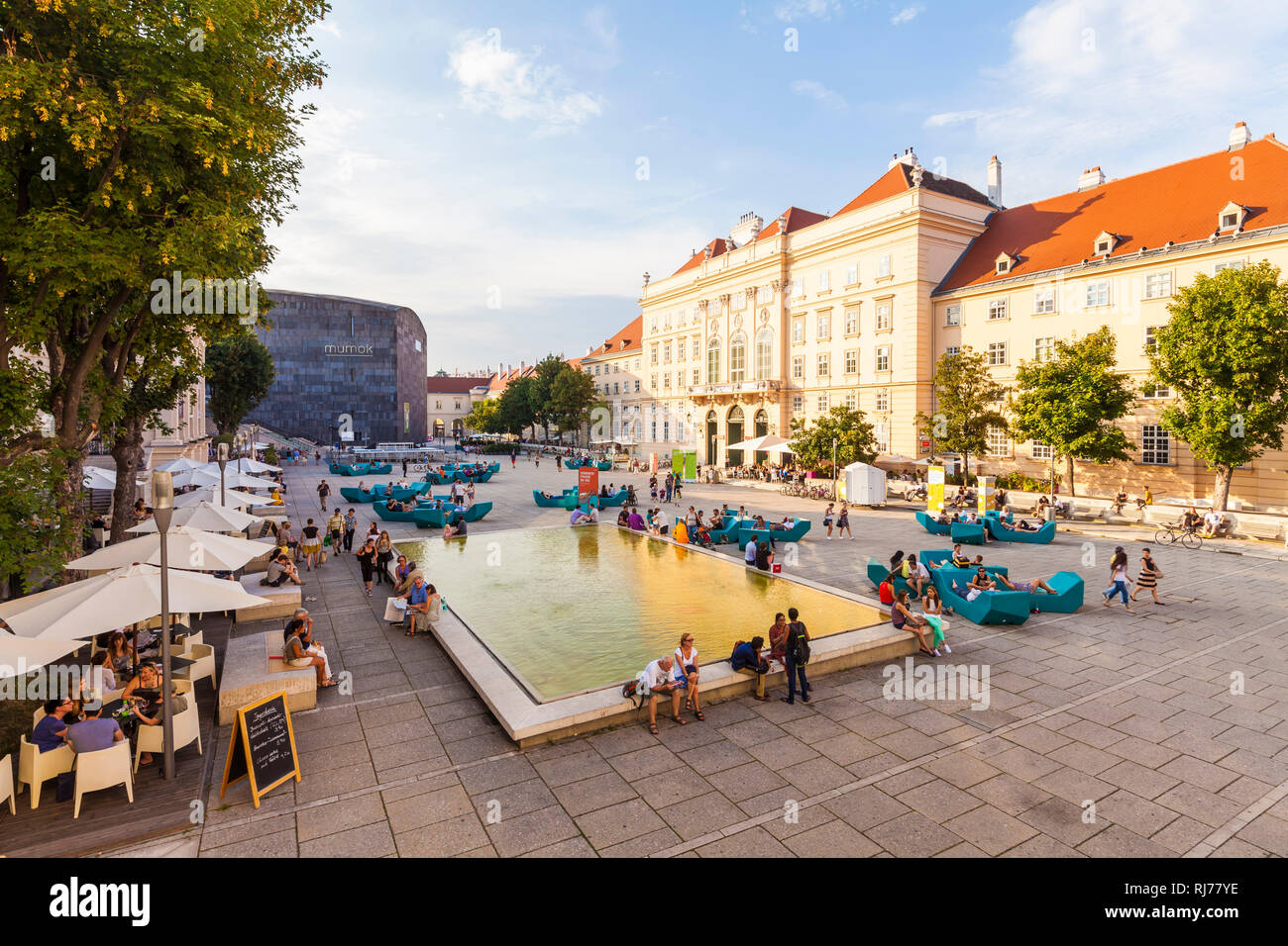 Österreich, Wien, Museumsquartier, MQ, Innenhof, verschiedene Museen, Mumok, Museum Moderner Kunst, Restaurants, Kneipen Stockfoto Österreich, Wien, Museumsquartier, MQ, Innenhof, verschiedene Museen, Mumok, Museum Moderner Kunst, Restaurants, Kneipen Stockfoto