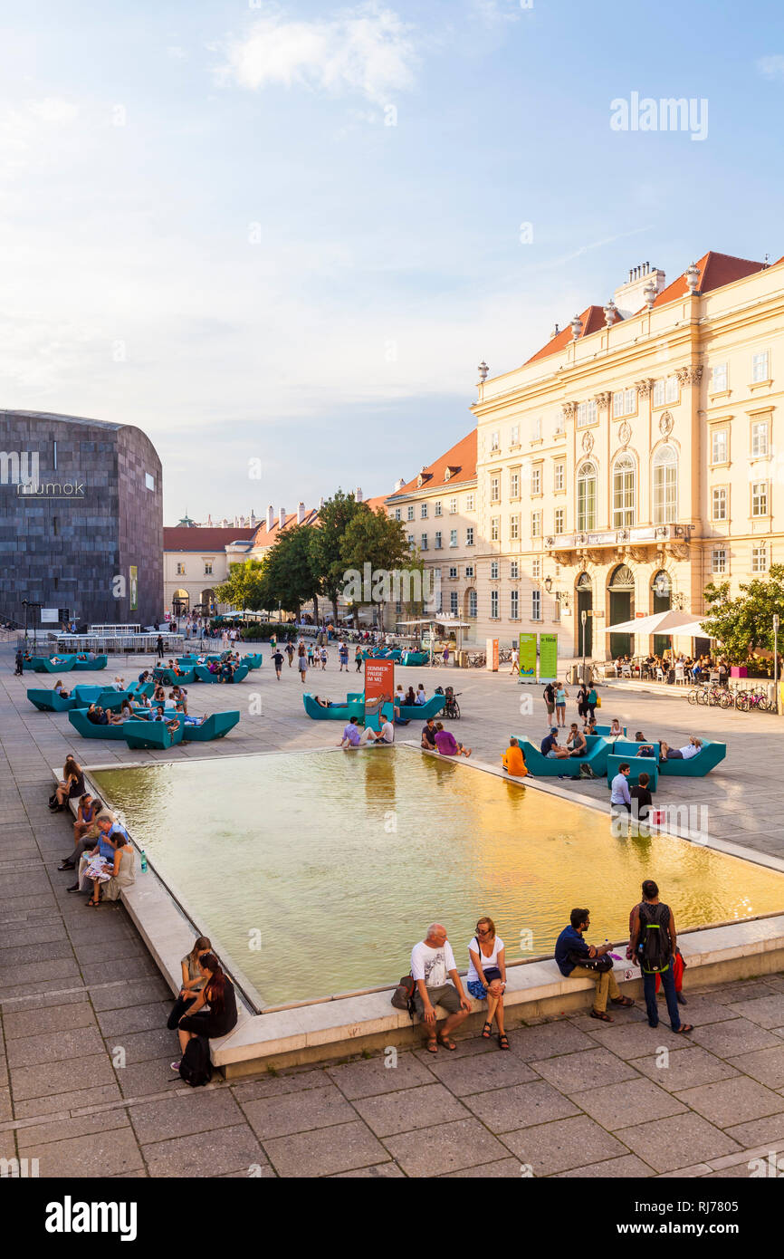 Österreich, Wien, Museumsquartier, MQ, Innenhof, verschiedene Museen, Mumok, Museum Moderner Kunst, Restaurants, Kneipen Stockfoto Österreich, Wien, Museumsquartier, MQ, Innenhof, verschiedene Museen, Mumok, Museum Moderner Kunst, Restaurants, Kneipen Stockfoto