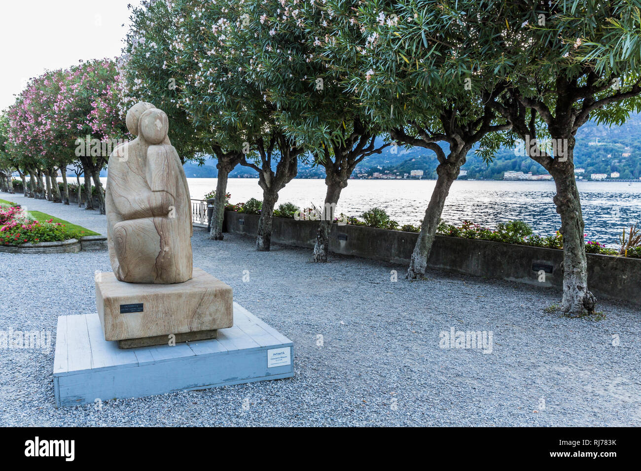 Skulpturen von Giovanni Mason, Promenade mit Platanen, Bellagio, Dämmerung, Comer, Provinz Como, Lombardei, Italien, Europa Stockfoto