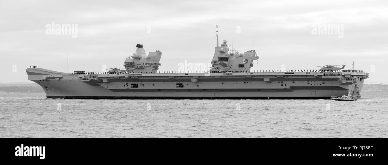 Royal Navy Flugzeugträger HMS Queen Elizabeth Portsmouth verlassen auf dem Weg in die USA, Portsmouth, Hampshire, England, Großbritannien Stockfoto
