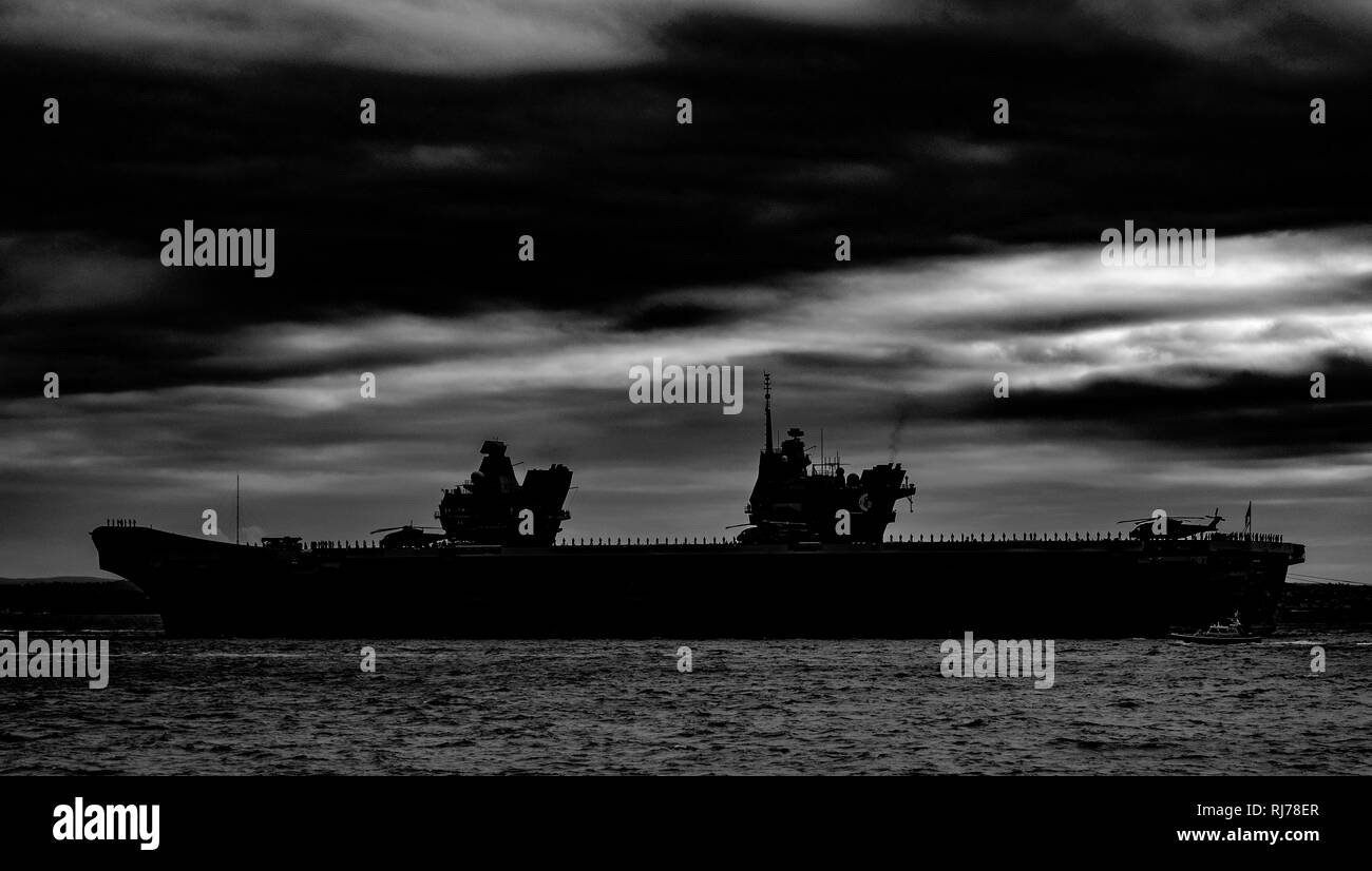 Royal Navy Flugzeugträger HMS Queen Elizabeth Portsmouth verlassen auf dem Weg in die USA, Portsmouth, Hampshire, England, Großbritannien Stockfoto