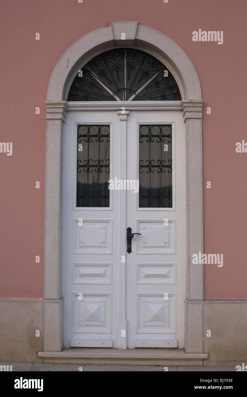 Alte Holztür in Mali Lo?inj Stockfoto