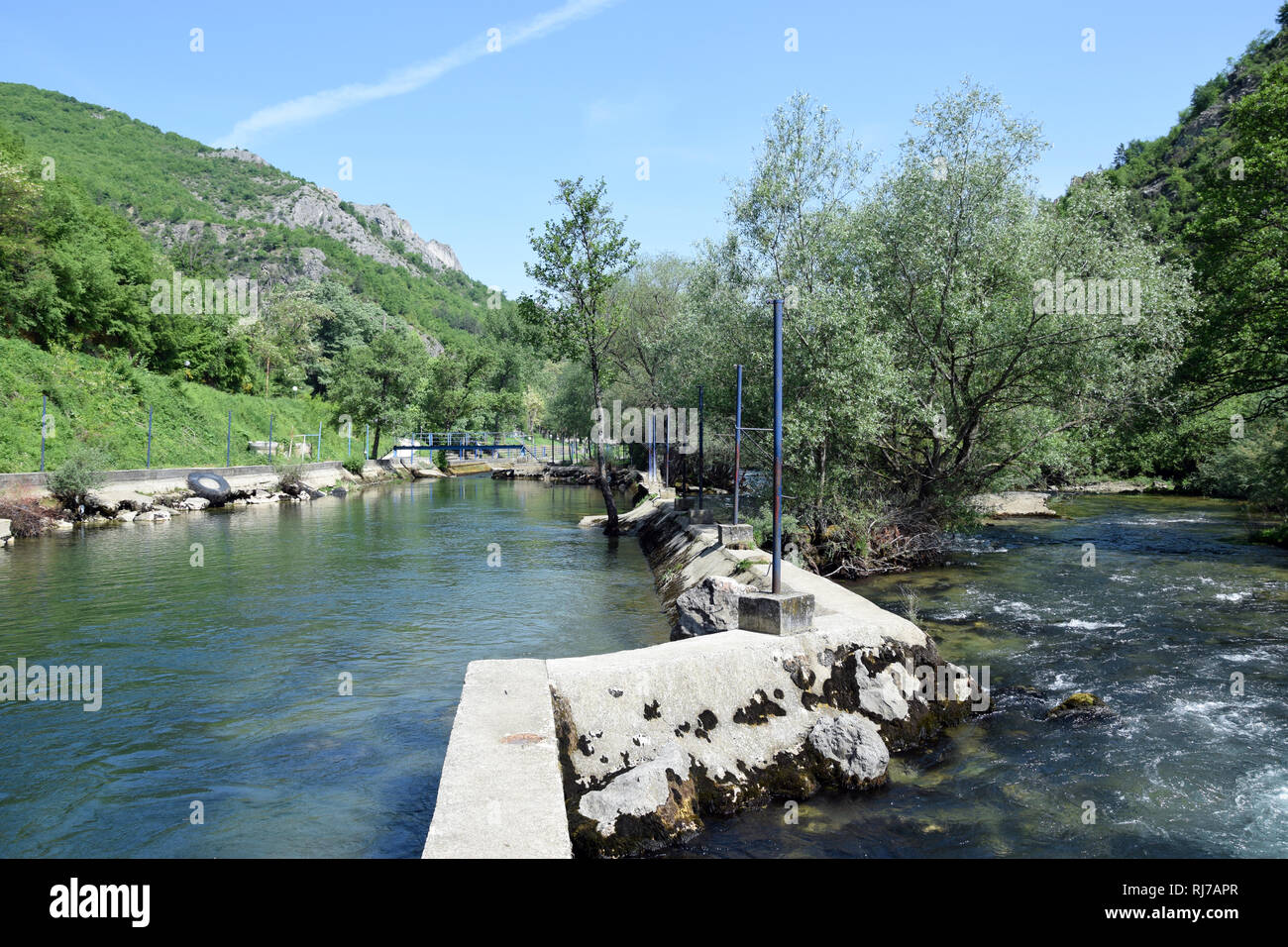 Berg Kanu Slalom am Treska Fluss in Matka Canyon. Skopje, Mazedonien. Stockfoto