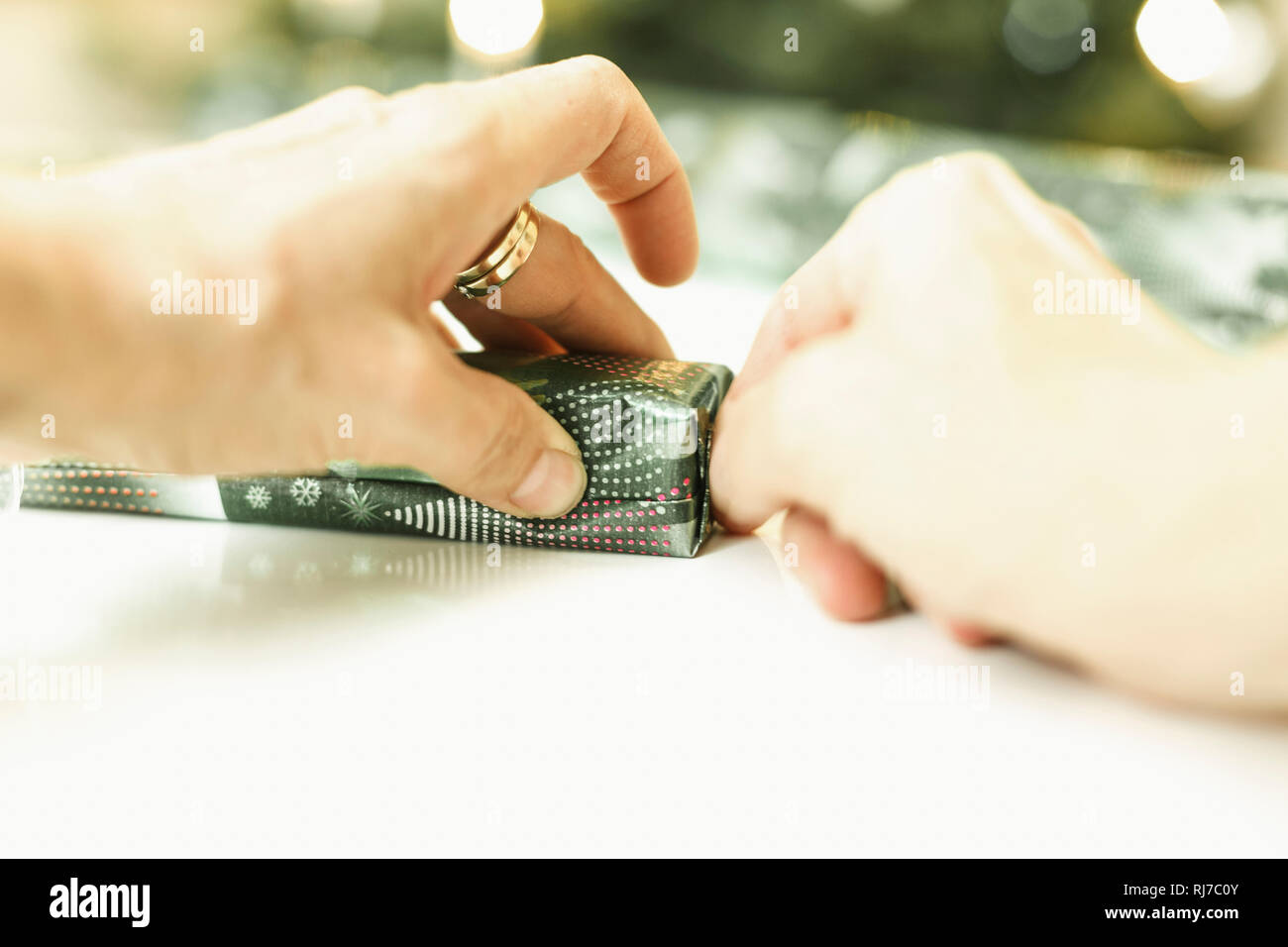 Frau packt Weihnachtsgeschenke in Geschenkpapier ein, Stockfoto