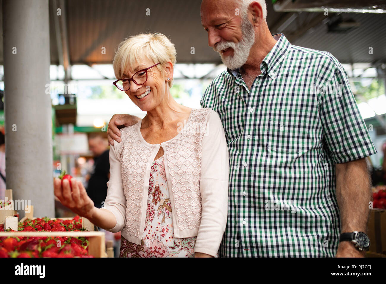 Senior paar Kaufen Frisches Obst und Gemüse auf dem lokalen Markt Stockfoto