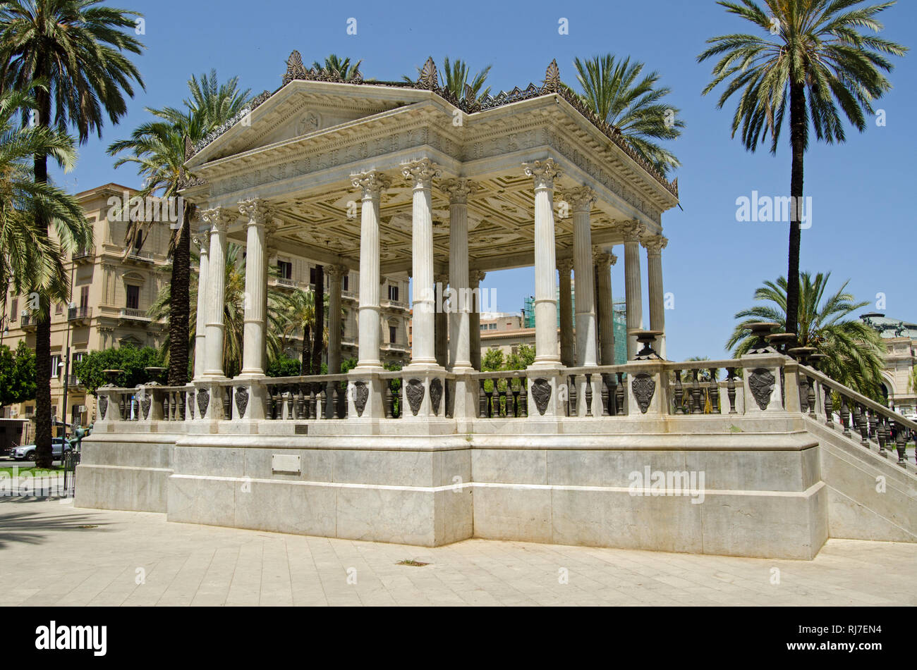 Einen süßen kleinen Musikpavillon in der Mitte der Piazza Castelnuovo in Palermo, Sizilien. Erbaut im Jahre 1875, als die Stadt war Erweiterung über seine historischen alten Mauern Stockfoto
