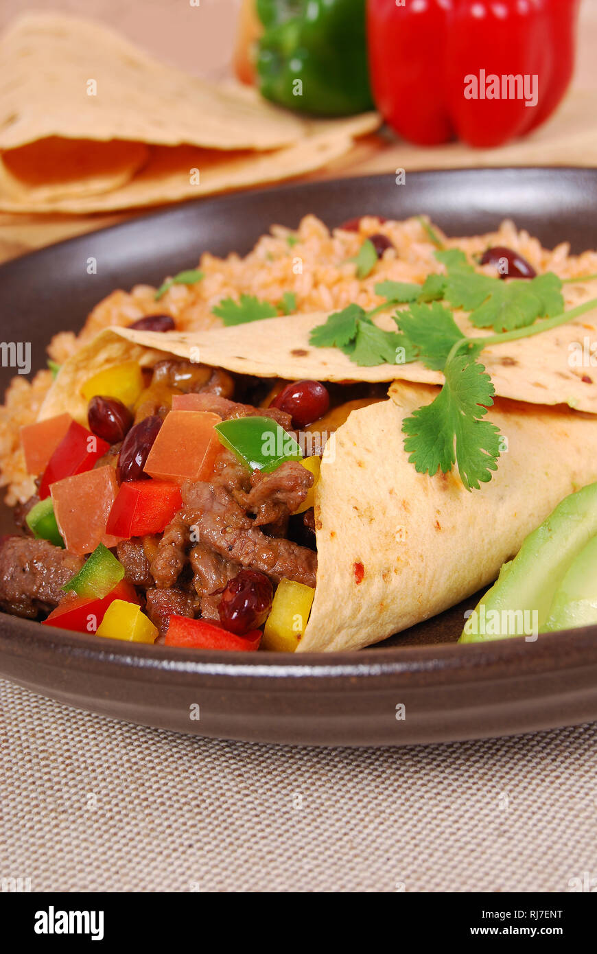 Beef burrito wrap Sandwich mit Reis Stockfoto
