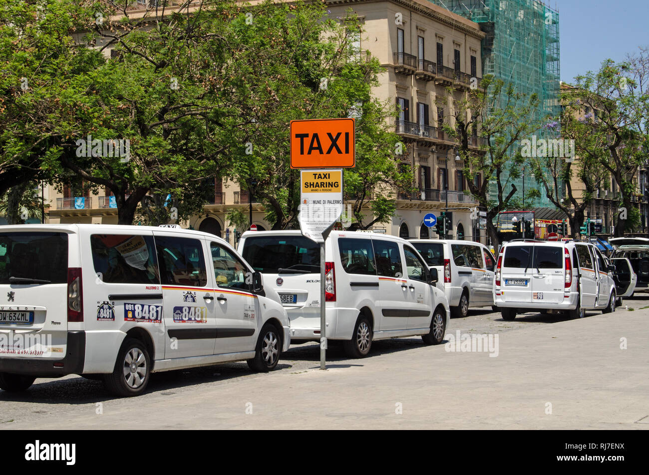 PALERMO, ITALIEN, 18. JUNI 2018: Taxistand für Service oder Sammeltaxis in Piazza Castelnuovo, Palermo, Sizilien. Stockfoto