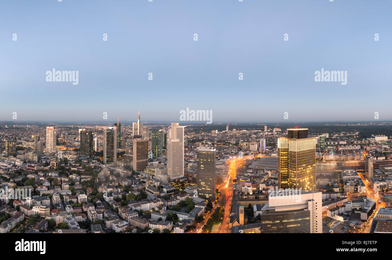 Frankfurt, Hessen, Deutschland, Panorama der Frankfurter Skyline mit Innenstadt und dem Bankenviertel in der Abenddämmerung. Stockfoto