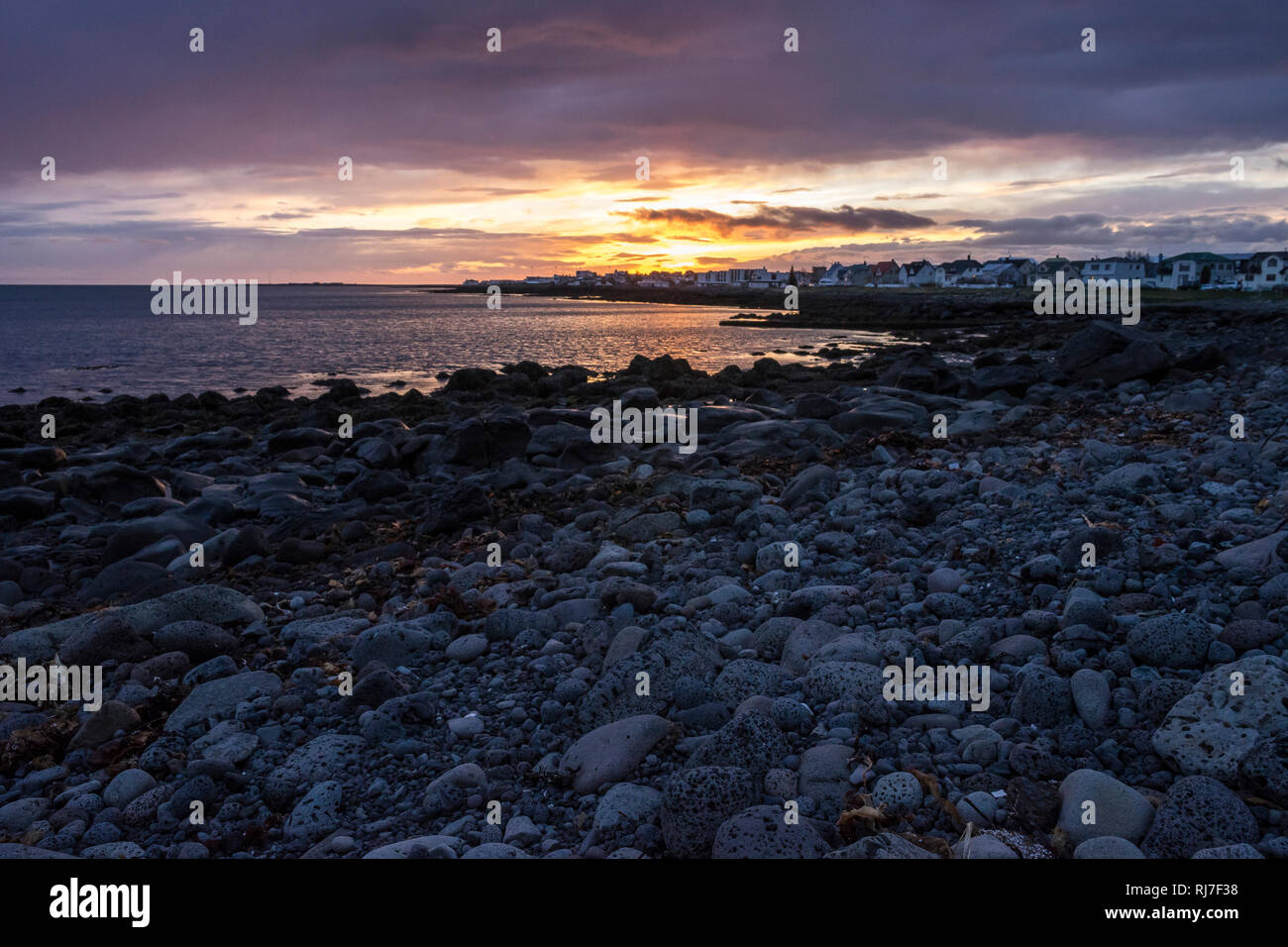 Nordeuropa, Island, Reykjavik, Sonnenuntergang an der Küste von Reykjavik Stockfoto