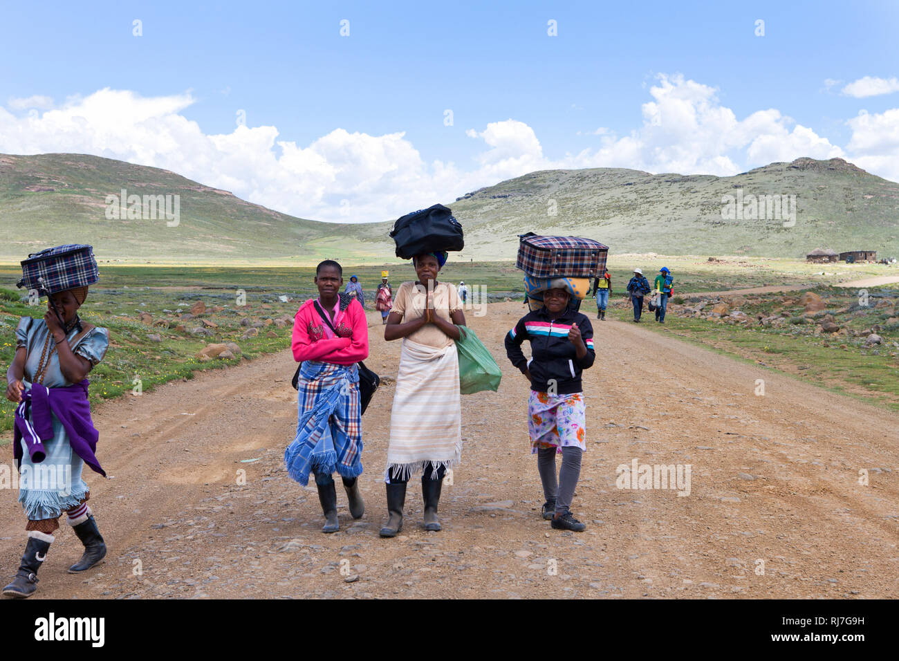 Frauen und Männer auf dem Weg zum Sani Pass Stockfoto