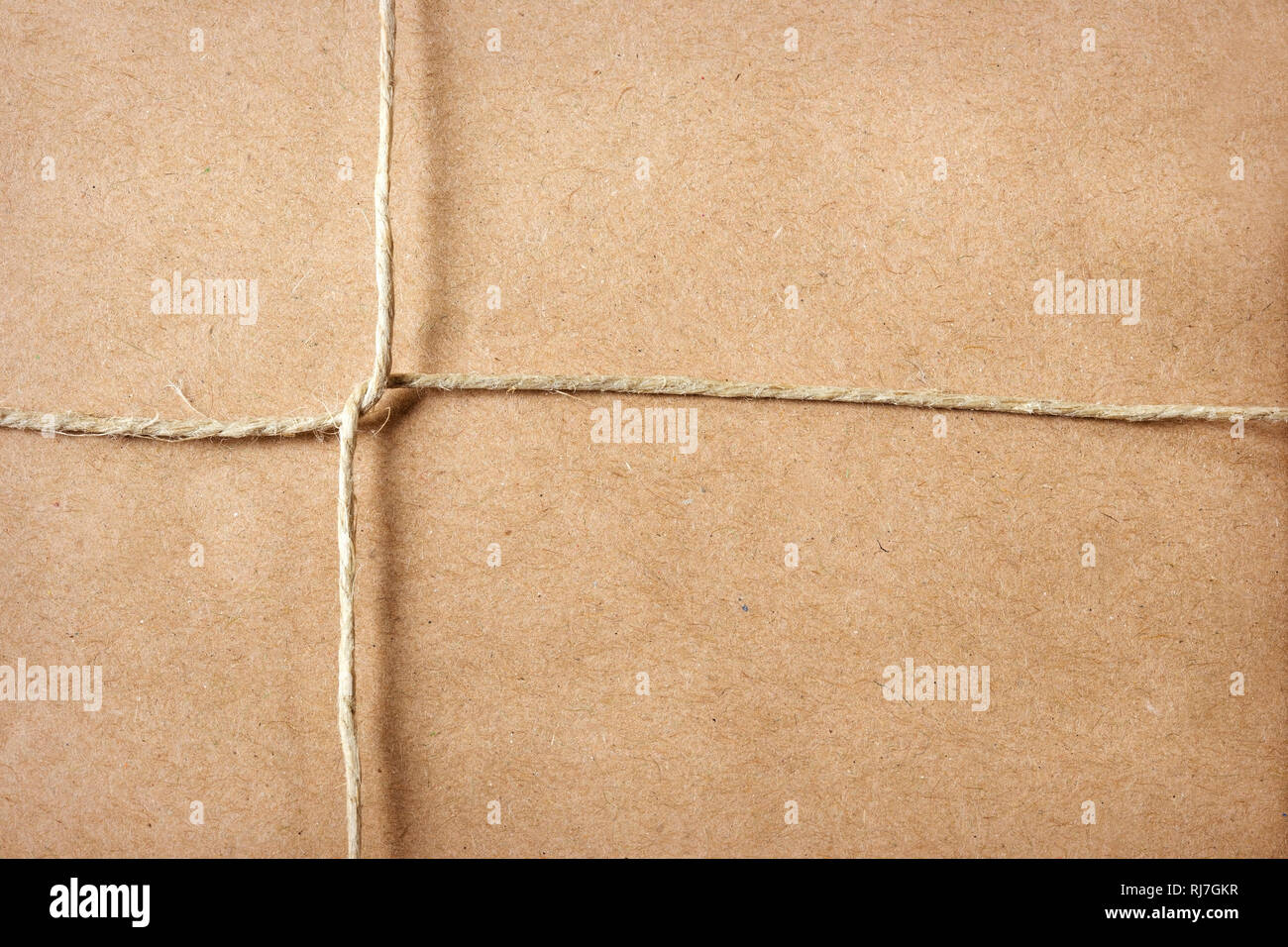 Gebunden string auf braunem Papier Stockfoto