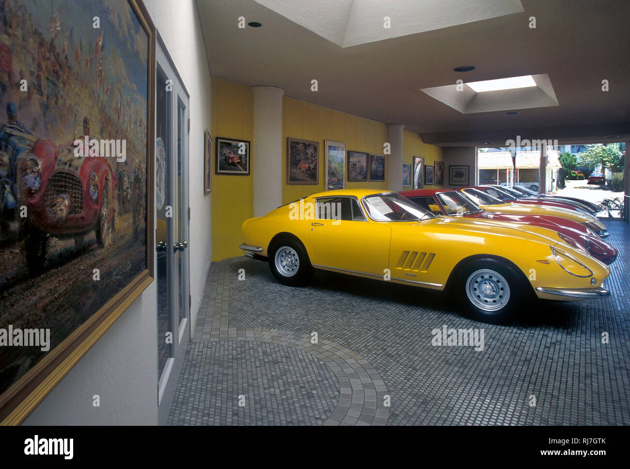 Classic Car Dealership in Kalifornien. 1960er Ferrari GT's im Showroom Stockfoto