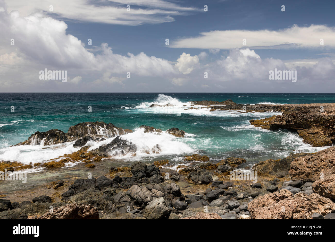 Ozean Wellen, die in den felsigen Küste der Nationalpark "Arikok", Aruba, Karibik Stockfoto