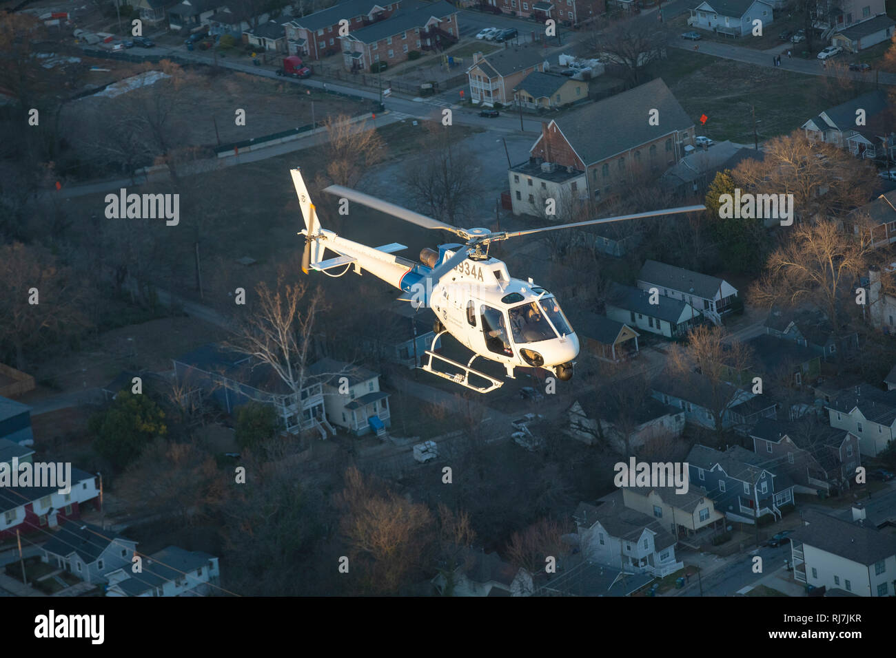 Ein U.S.-Zoll- und Grenzschutzbehörde Luft und Marine Arbeiten wie 350 A-Star Helikopter führt eine Überführung der Mercedes-Benz-Stadion in Atlanta, Georgia, 1. Februar 2019. Us-amerikanischen Zoll- und Grenzschutzbehörden Foto von Glenn Fawcett Stockfoto