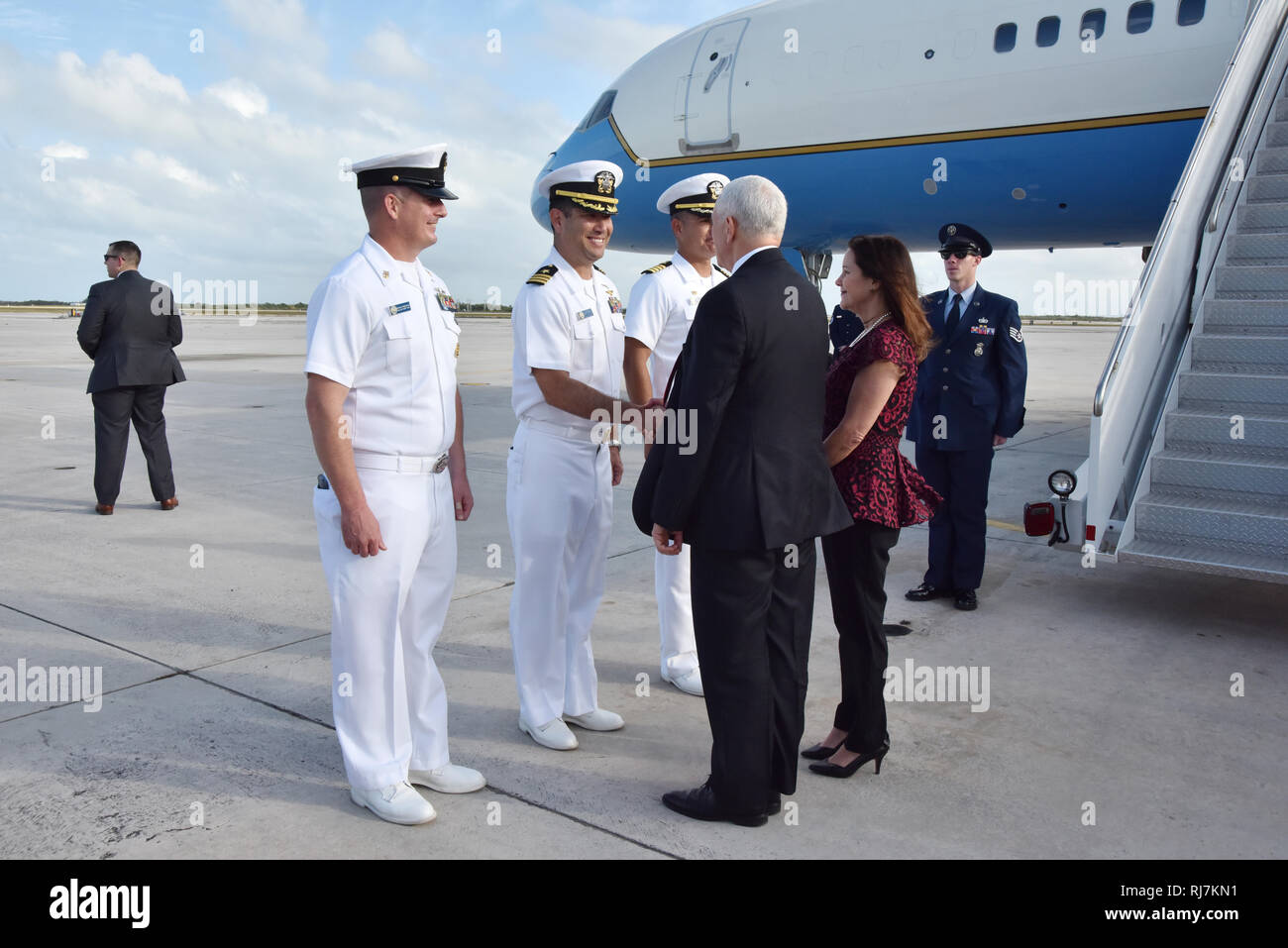 190201-N-KM 072-003 KEY WEST, Fla (Feb. 1, 2019) Vice President Pence und seine Frau, Karen, in der Luftwaffe zwei bei Boca Chica Feld gelandet für ein Wochenende der Entspannung und Ruhe in Key West, Fla., die Sie durch die befehlshabenden Offizier, Kapitän Bobby Baker, Executive Officer Cmdr begrüßt wurden. Gregory Brotherton und Command Master Chief Craig Vorhand. Naval Air Station Key West ist die State-of-the-art Facility für den Kampf Jagdflugzeug aller militärischen Services, bietet erstklassige pierside Unterstützung der U.S.- und ausländische Marineschiffe, und ist das Premier Training Center für die Oberfläche als auch die darunter liegende militärische operatio Stockfoto