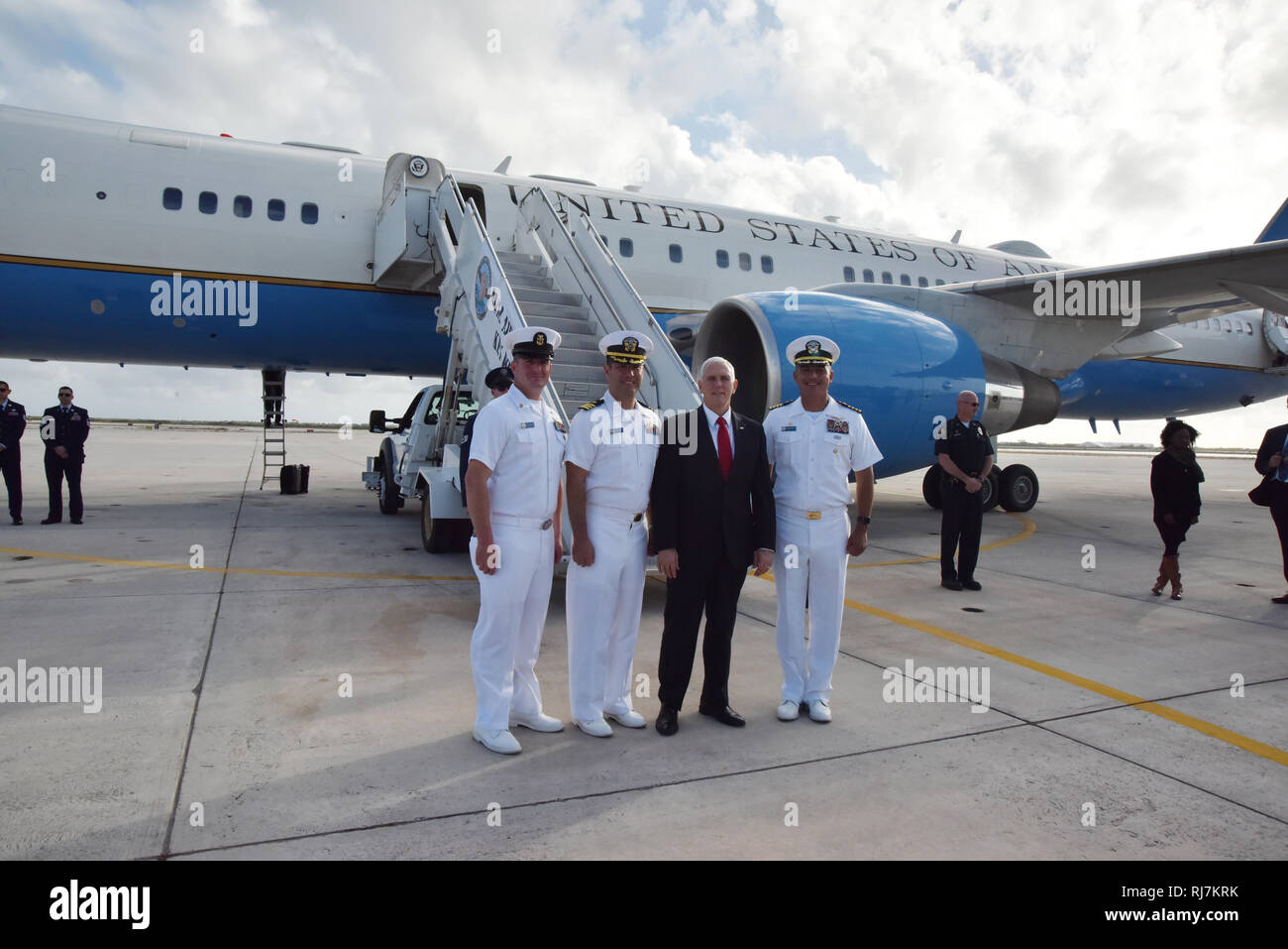 190201-N-KM 072-005 KEY WEST, Fla (Feb. 1, 2019) Vice President Pence und seine Frau, Karen, in der Luftwaffe zwei bei Boca Chica Feld gelandet für ein Wochenende der Entspannung und Ruhe in Key West, Fla., die Sie durch die befehlshabenden Offizier, Kapitän Bobby Baker, Executive Officer Cmdr begrüßt wurden. Gregory Brotherton und Command Master Chief Craig Vorhand. Naval Air Station Key West ist die State-of-the-art Facility für den Kampf Jagdflugzeug aller militärischen Services, bietet erstklassige pierside Unterstützung der U.S.- und ausländische Marineschiffe, und ist das Premier Training Center für die Oberfläche als auch die darunter liegende militärische operatio Stockfoto