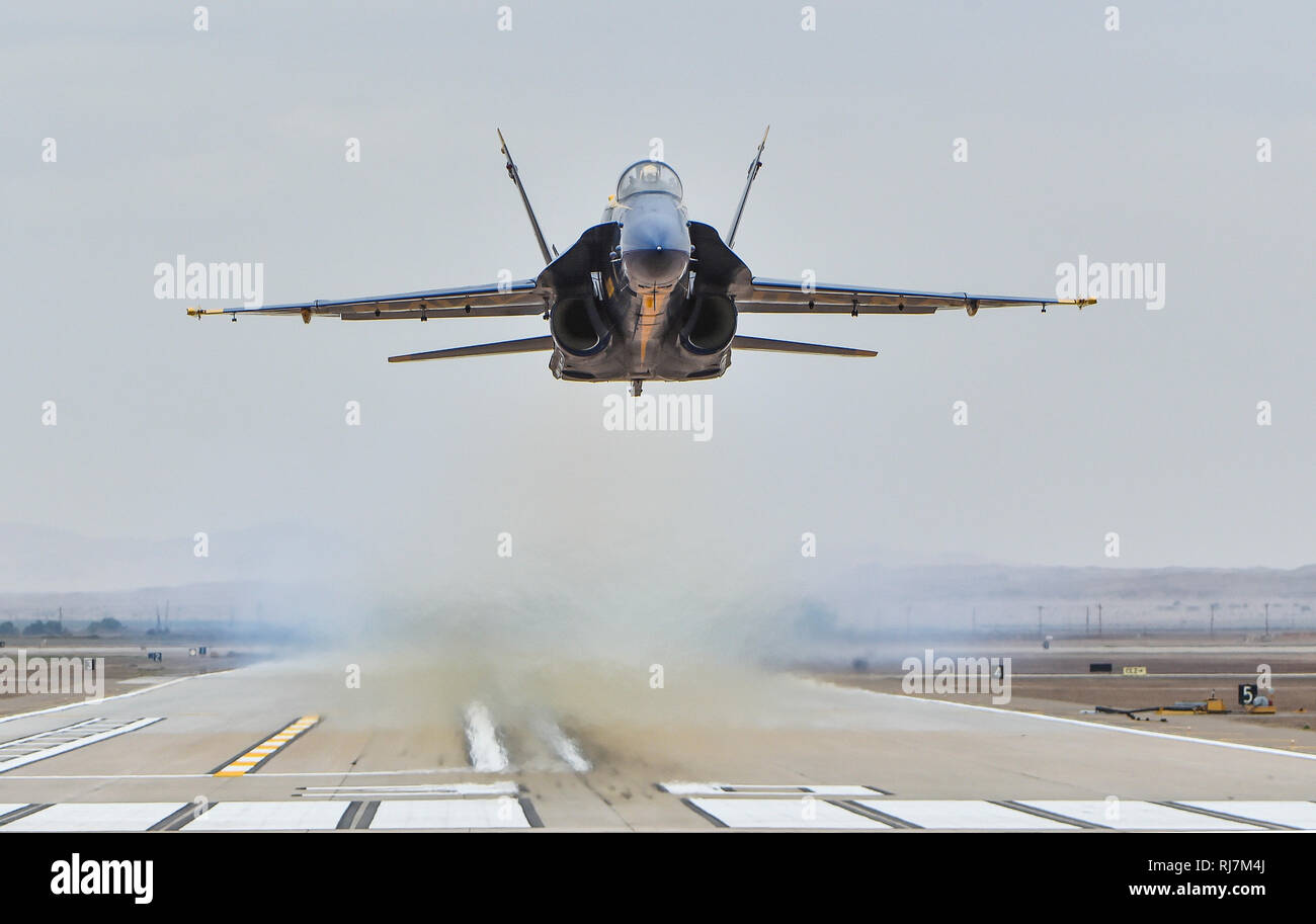 190202-N-UK 306-1551 EL Centro, Kalifornien (Feb. 2, 2019) Gegen solo Pilot Lt.Cmdr. Andre Webb, der U.S. Navy Flight Demonstration Squadron, die Blue Angels zugewiesen, führt eine geringe Übergang nehmen Sie während einer Praxis Demonstration. Der Blaue Engel sind die Durchführung von winter Training am Naval Air Facility El Centro, Kalifornien, in der Vorbereitung für die Saison 2019 zeigen. Das Team wird voraussichtlich 61 Flugvorführungen an 32 Standorten im Land der Stolz und die Professionalität der US Navy und Marine Corps zur Schau zu stellen, der amerikanischen Öffentlichkeit zu führen. (U.S. Marine Foto von Masse Kommunikatio Stockfoto