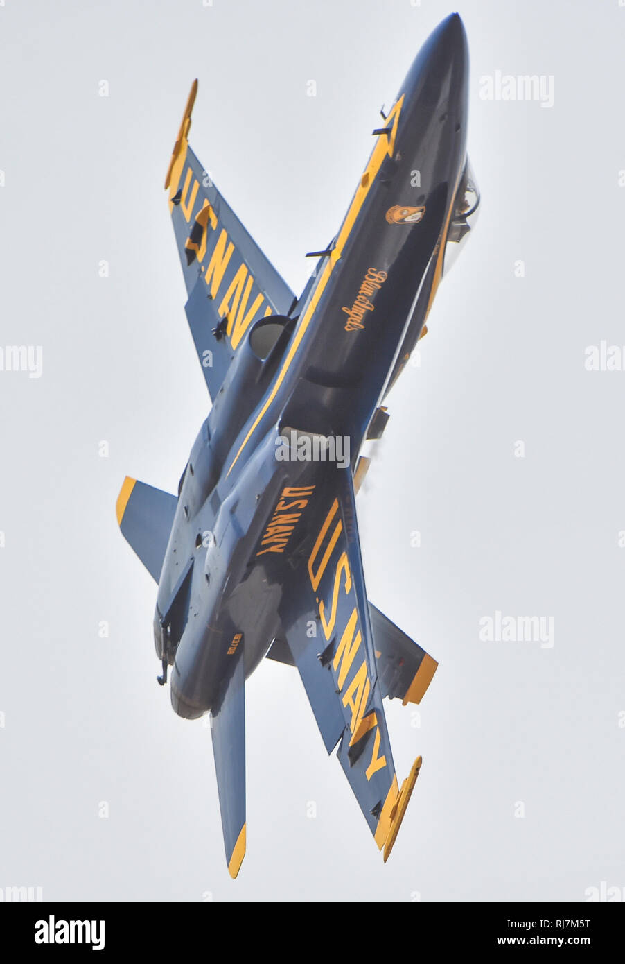 190202-N-UK 306-1459 EL Centro, Kalifornien (Feb. 2, 2019) Cmdr. Eric Doyle, kommandierender Offizier und Flug Führer der der US-Navy Flight Demonstration Squadron, Die Blue Angels, die an einer Ausbildung Flug dauert an der Naval Air Facility (NAF) El Centro. Der Blaue Engel sind die Durchführung von winter Training an NAF El Centro, Kalifornien, in der Vorbereitung für die Saison 2019 zeigen. Das Team wird voraussichtlich 61 Flugvorführungen an 32 Standorten im Land der Stolz und die Professionalität der US Navy und Marine Corps zur Schau zu stellen, der amerikanischen Öffentlichkeit zu führen. (U.S. Marine Foto von Massenkommunikation Sp Stockfoto