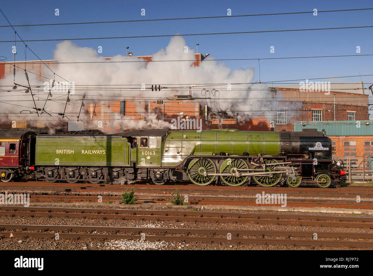 Dampfmaschine Tornado an Geschwindigkeit. Warrington Bank Quay. Pfeffer Lner Klasse A1 60163 Tornado Stockfoto