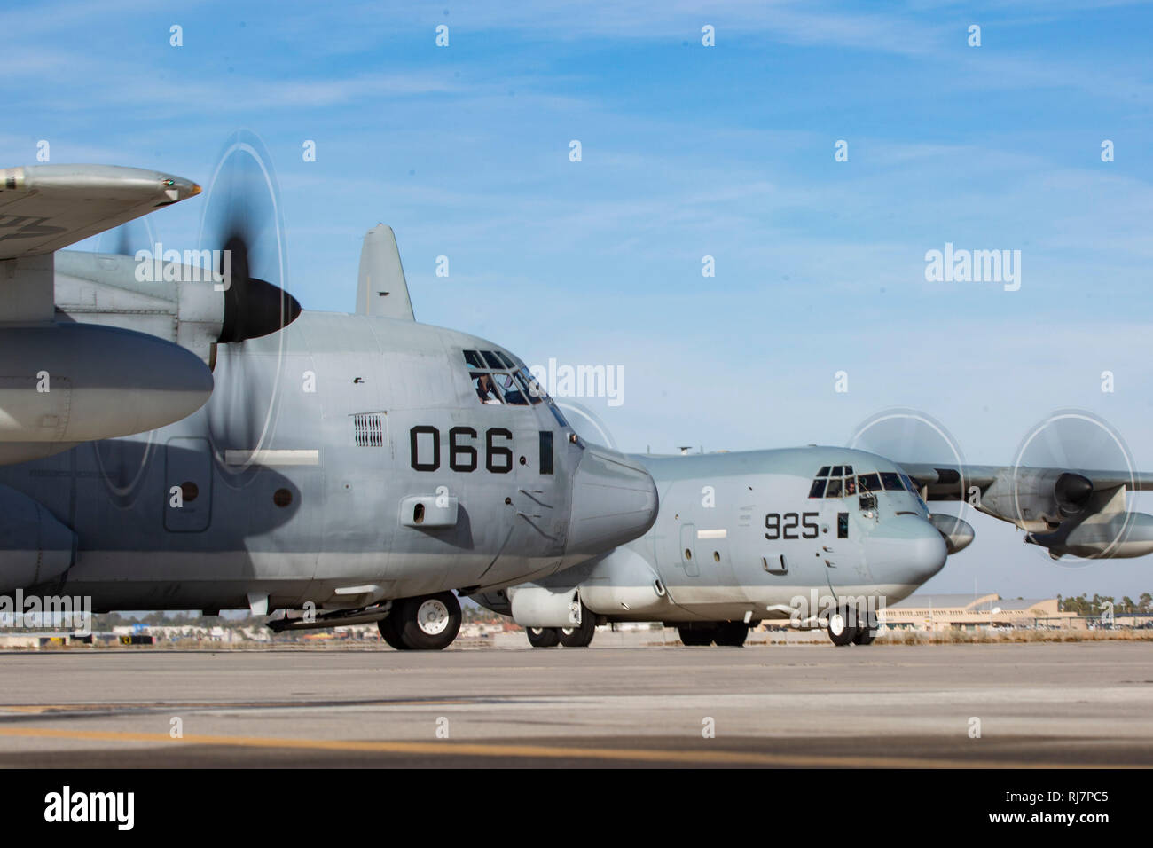 KC-130J Super Hercules mit Marine Antenne Refueler Transport Squadron 152 nehmen Sie während der Übung Yuma Horizont 19 bei Marine Corps Air Station Yuma, Arizona, 18.01.2019. Übung Yuma Horizont ist ein geschwader Ausbildung Übung mit einem Fokus auf Bildung im Bereich der Mission Anforderungen ausgelegt squadron Fähigkeit in einem Vorwärts - die Umwelt zu erhalten. (U.S. Marine Corps Foto von Lance Cpl. Seth Rosenberg) Stockfoto