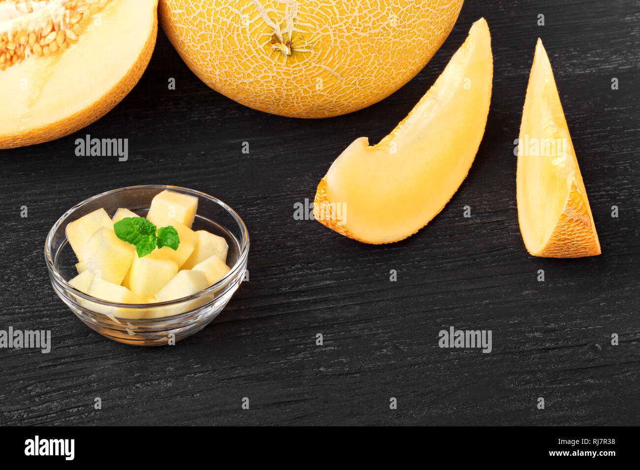 Frischen süßen Orangen Melone auf einem alten schwarzen Holztisch (selektive Fokus). Stockfoto