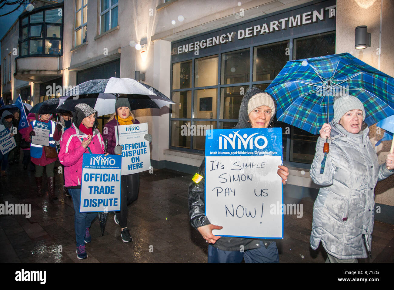 Die Stadt Cork, Cork, Irland. 05. Februar, 2019. Krankenschwestern Streikposten in der Regen der Gnade Krankenhaus in Cork City als Teil des zweiten 24-stündige Arbeitsniederlegung von irischen Krankenschwestern und Hebammen Organisation (inmo) zur Unterstützung der Zahlen und Personal. Das inmo argumentiert, dass es einen gravierenden Mangel an Krankenschwestern über das Gesundheitswesen, die Patienten und Personal. Quelle: David Creedon/Alamy leben Nachrichten Stockfoto