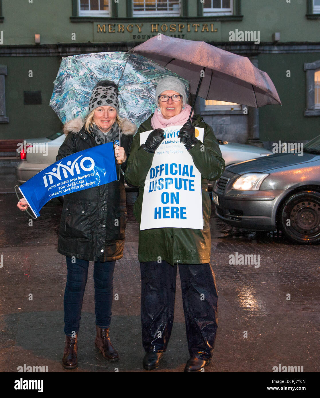 Die Stadt Cork, Cork, Irland. 05. Februar, 2019. Krankenschwestern Elaine Hanna und Áine Mulry Streikposten in der Regen der Gnade Krankenhaus in Cork City als Teil des zweiten 24-stündige Arbeitsniederlegung von irischen Krankenschwestern und Hebammen Organisation (inmo) zur Unterstützung der Zahlen und Personal. Das inmo argumentiert, dass es einen gravierenden Mangel an Krankenschwestern über das Gesundheitswesen, die Patienten und Personal. Quelle: David Creedon/Alamy leben Nachrichten Stockfoto