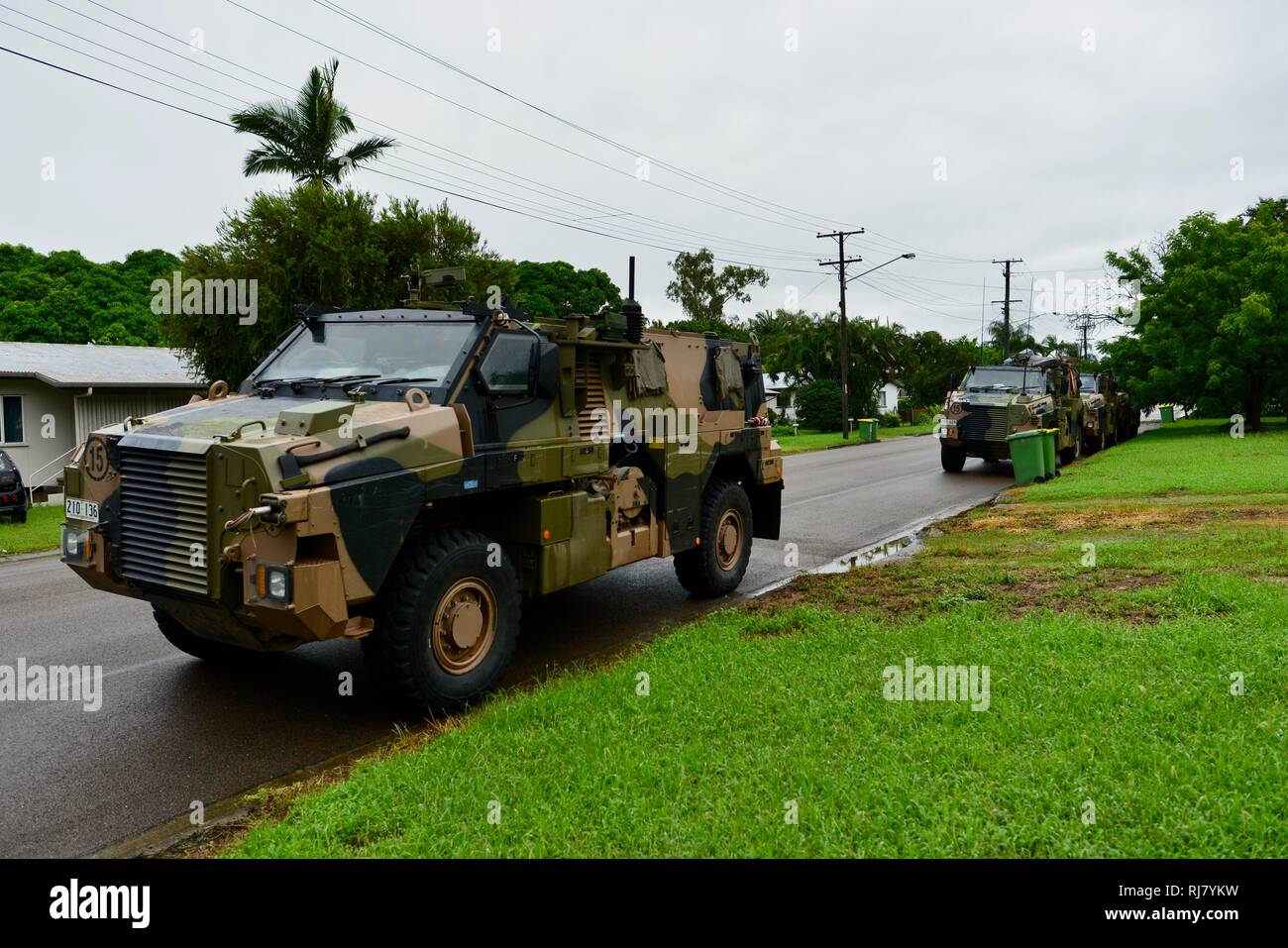 Townsville, Queensland, Australien. 5. Februar, 2019. Hochwasser weiter zu verschlechtern, während die Sintflut fortgesetzt und mehr Wasser aus dem prallen Ross River dam freigegeben das Scheitern der Staumauer zu verhindern. Bewohner beurteilen die Folgen der Zerstörung, während die Armee und andere Notdienste die Straßen patrouillieren Credit: P&F Fotografie/Alamy leben Nachrichten Stockfoto