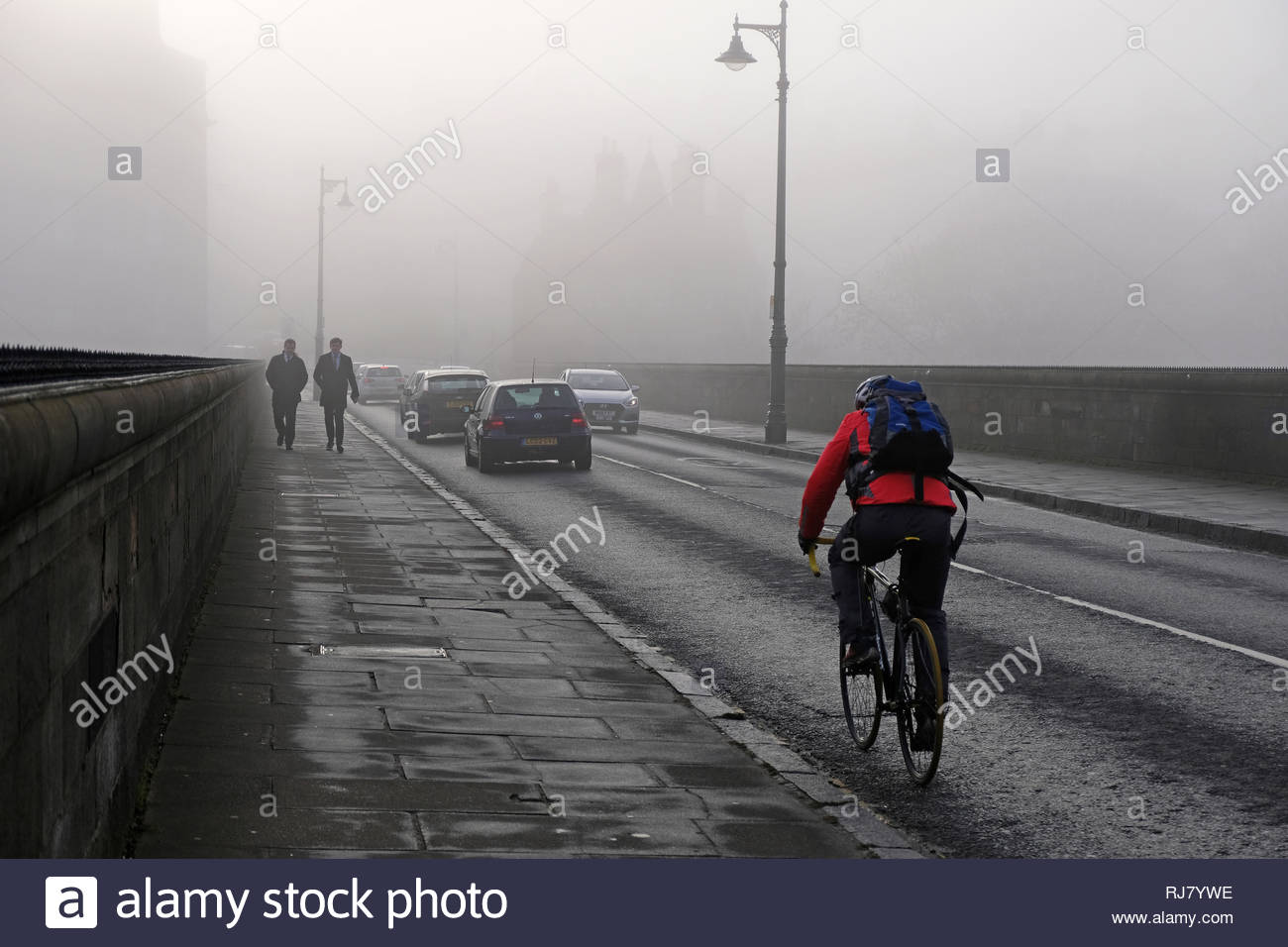 Edinburgh, Vereinigtes Königreich. 5. Februar 2019. Nebeliges Wetter, Verkehr und Fußgänger auf der Dean Bridge im Zentrum von Edinburgh heute Morgen. Quelle: Craig Brown/Alamy leben Nachrichten Stockfoto