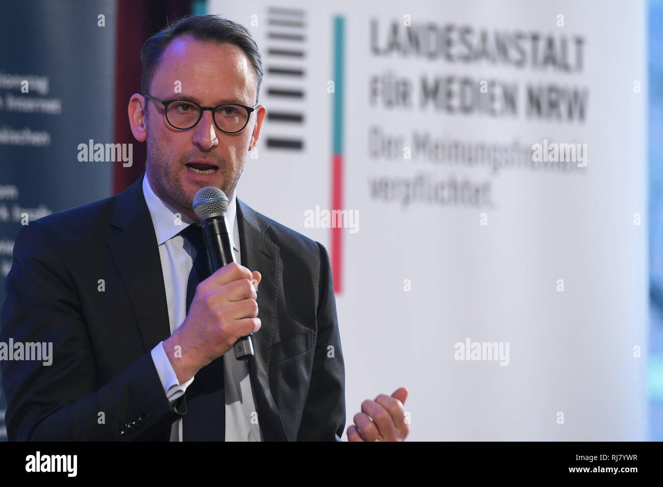 05. Februar 2019, Nordrhein-Westfalen, Düsseldorf: Tobias Schmid, Direktor der Landesanstalt für Medie, spricht bei einer Veranstaltung der EU-Initiative Klicksafe am Safer Internet Day in der Werner-von-Siemens-Realschule. Unter Hashtag #lauteralshass, die Initiatoren auf Studenten, Schulen, Lehrer, Organisationen, Medien und Unternehmen aufgerufen, die sich gegen Hass im Internet auf den "Safer Internet Day" zu machen. Foto: Henning Kaiser/dpa Stockfoto