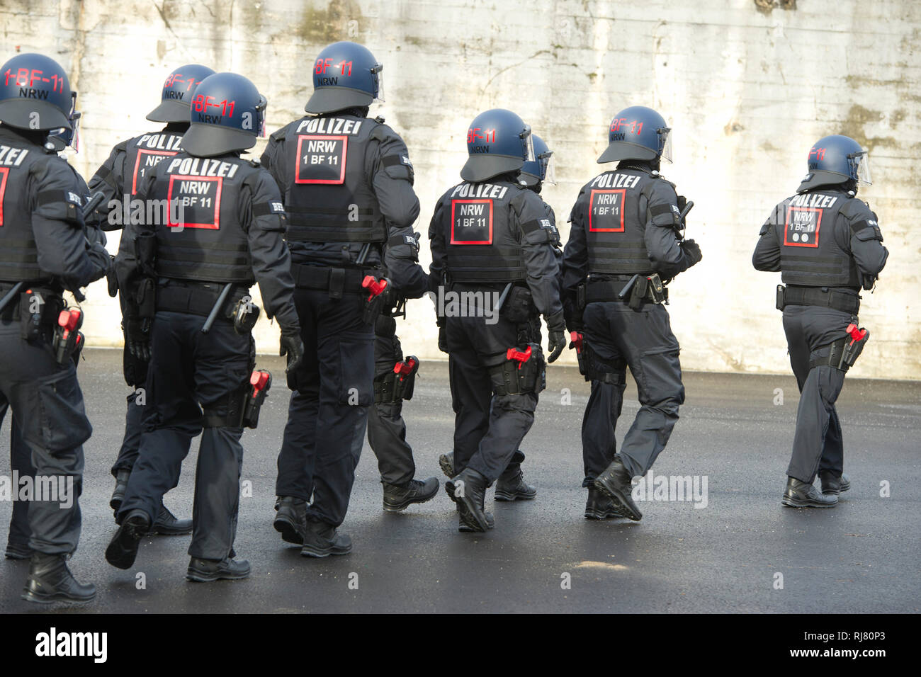 Bochum, Deutschland. 04 Feb, 2019. Polizisten des BFE, Detail, Ausrüstung, Uniform, Helm, NRW-Innenminister Herbert Reul setzt das neue Depot- und Festnahme Einheit BFE des Landes NRW in Service, 05.02.2019 in Bochum. | Verwendung der weltweiten Kredit: dpa/Alamy leben Nachrichten Stockfoto