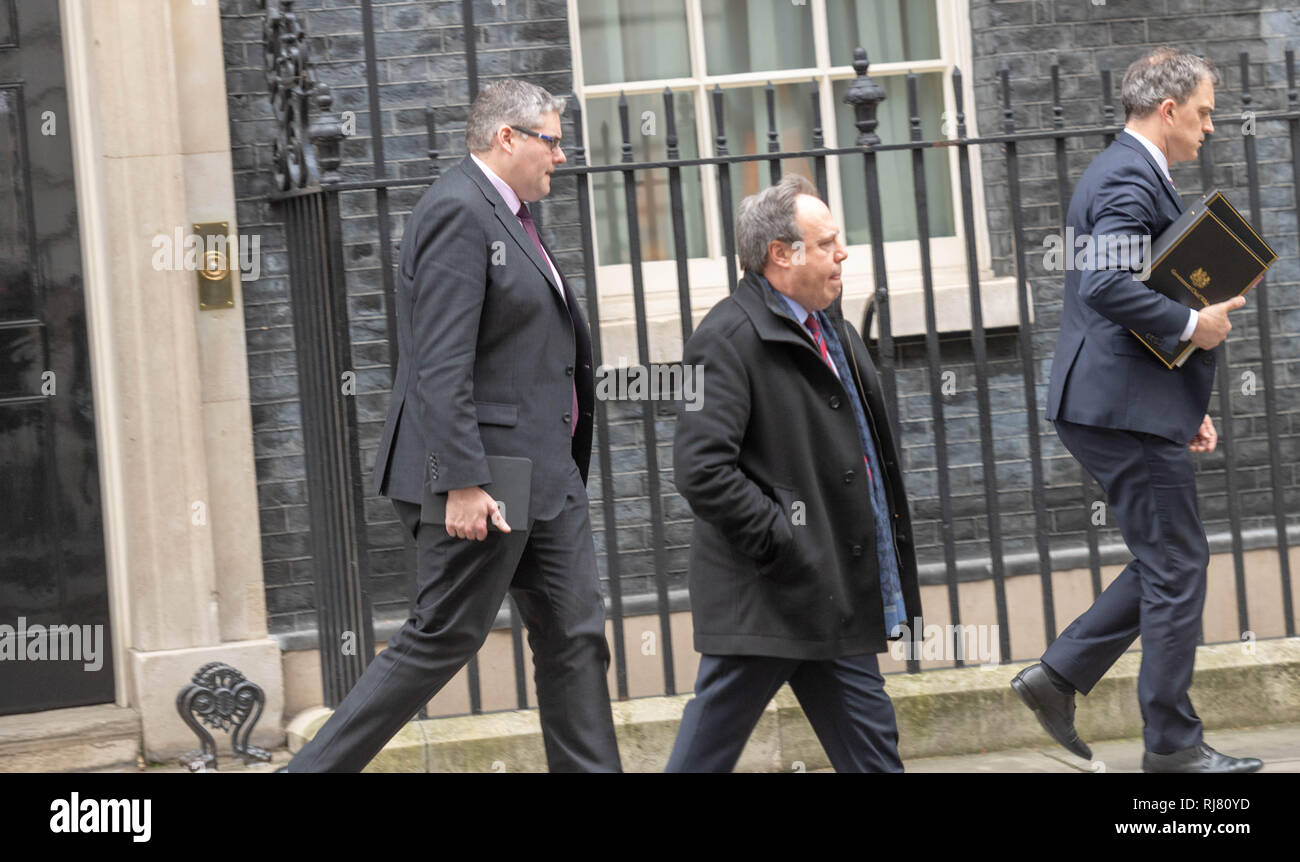 London, Großbritannien. Am 5.Februar 2019, Nigel Dodds (Mitte) der DUP-Blätter 10 Downing Street, vor dem Ministerpräsidenten Besuch in Irland London Credit Ian Davidson/Alamy leben Nachrichten Stockfoto