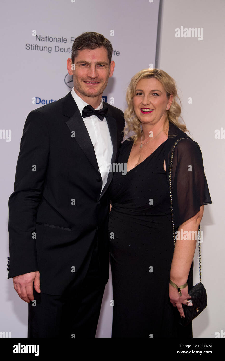 Henning Fritz, ehemaliger Handball Torwart, mit Frau Babett, Roter Teppich, Red Carpet Show, Ball des Sports in Wiesbaden auf 02.02.2019 | Verwendung weltweit Stockfoto