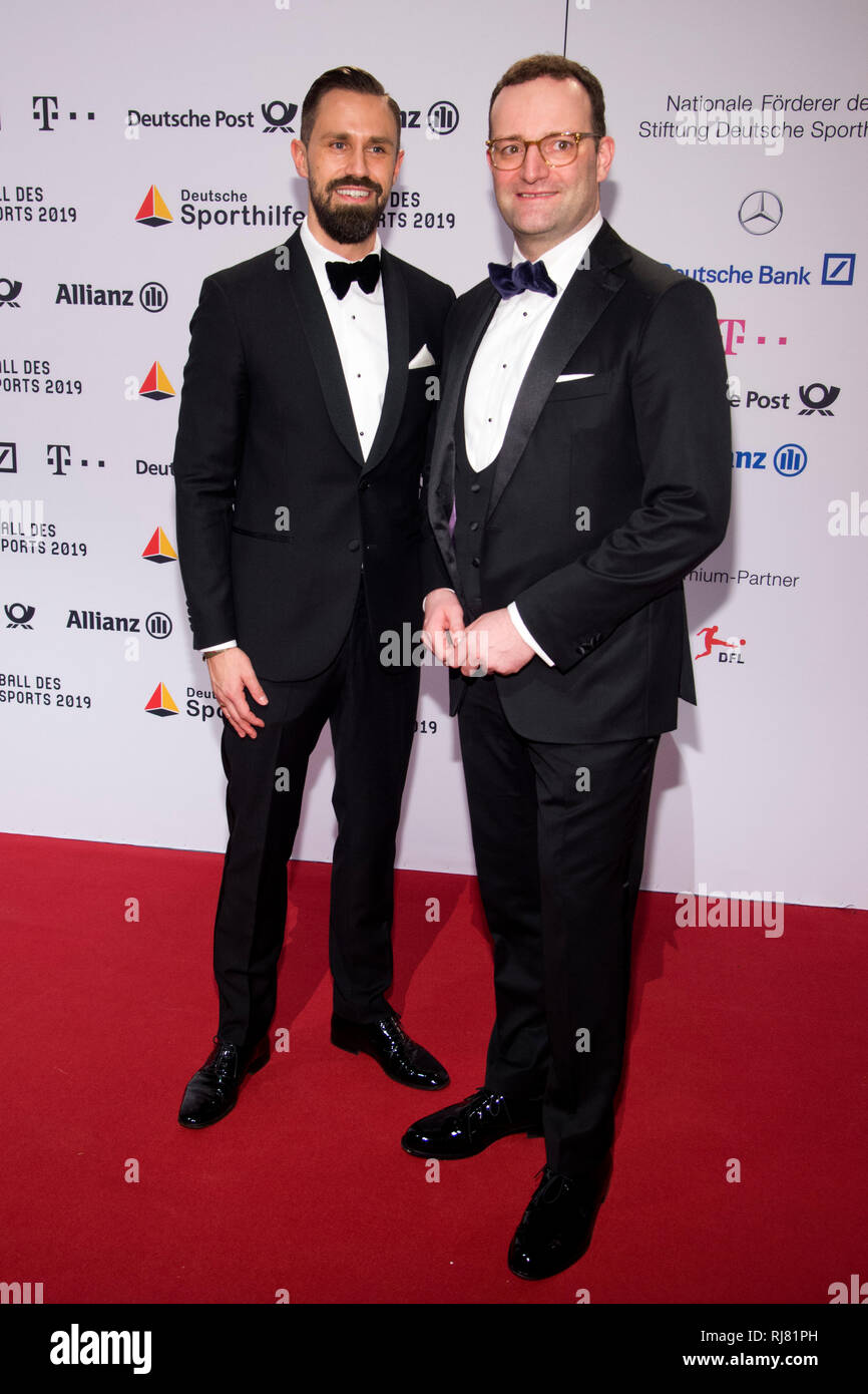 Jens Spahn, Bundesminister für Gesundheit, mit Ehemann Daniel FUNKE, Roter Teppich, Red Carpet Show, Ball des Sports in Wiesbaden auf 02.02.2019 | Verwendung weltweit Stockfoto