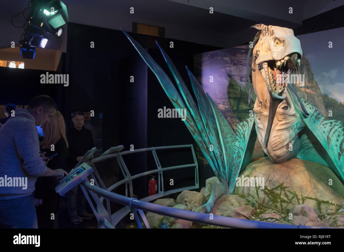 Budapest. 5. Februar, 2019. Besucher genießen die Erfahrung an Avatar Ausstellung in Budapest, Ungarn am Februar 5, 2019. Die Ausstellung läuft vom 2. bis zum 31. Mai, mit einer immersiven Erfahrung in der fiktiven Welt von Pandora, die im Film Avatar angezeigt wird. Credit: Attila Volgyi/Xinhua/Alamy leben Nachrichten Stockfoto