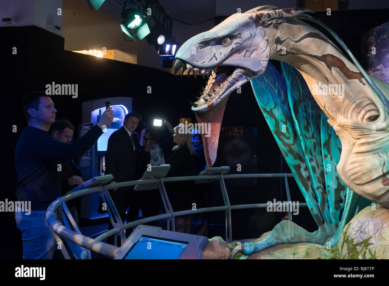 Budapest. 5. Februar, 2019. Besucher genießen die Erfahrung an Avatar Ausstellung in Budapest, Ungarn am Februar 5, 2019. Die Ausstellung läuft vom 2. bis zum 31. Mai, mit einer immersiven Erfahrung in der fiktiven Welt von Pandora, die im Film Avatar angezeigt wird. Credit: Attila Volgyi/Xinhua/Alamy leben Nachrichten Stockfoto