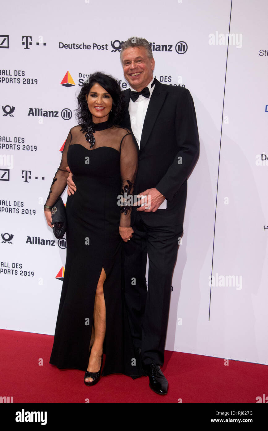 Jürgen Hingsen, ehemals Zehnten, Frau Francesca Roter Teppich, Red Carpet Show, Ball des Sports in Wiesbaden auf 02.02.2019 | Verwendung weltweit Stockfoto