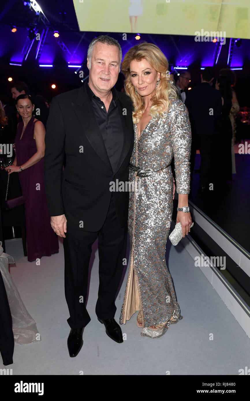 Wiesbaden, Deutschland. 02 Feb, 2019. Anouk Van Nes mit Ehemann Jürgen B. Härter Poolfoto! Ball des Sports in Wiesbaden auf 02.02.2019 | Verwendung der weltweiten Kredit: dpa/Alamy leben Nachrichten Stockfoto