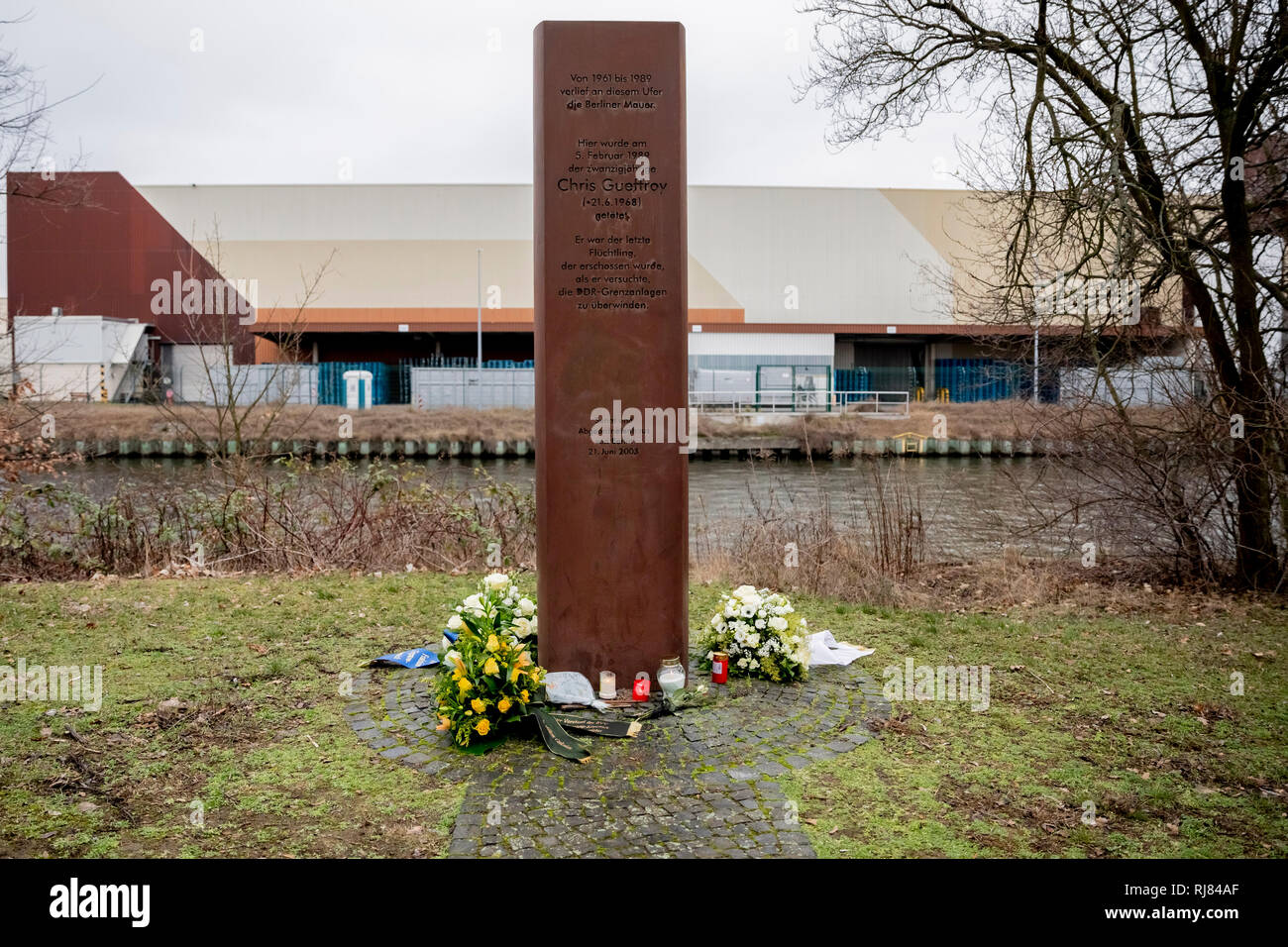 Berlin, Deutschland. 05 Feb, 2019. Blumen liegen auf der 30. Jahrestag des Todes von Chris Gueffroy an eine Stele in seiner Erinnerung an der Britzer Zweig Kanal. Es gueffroy war vor 30 Jahren bei einem Fluchtversuch an der Berliner Mauer erschossen. Er ist die letzte Person, die eine Schußwaffe, zu sterben. Credit: Christoph Soeder/dpa/Alamy leben Nachrichten Stockfoto