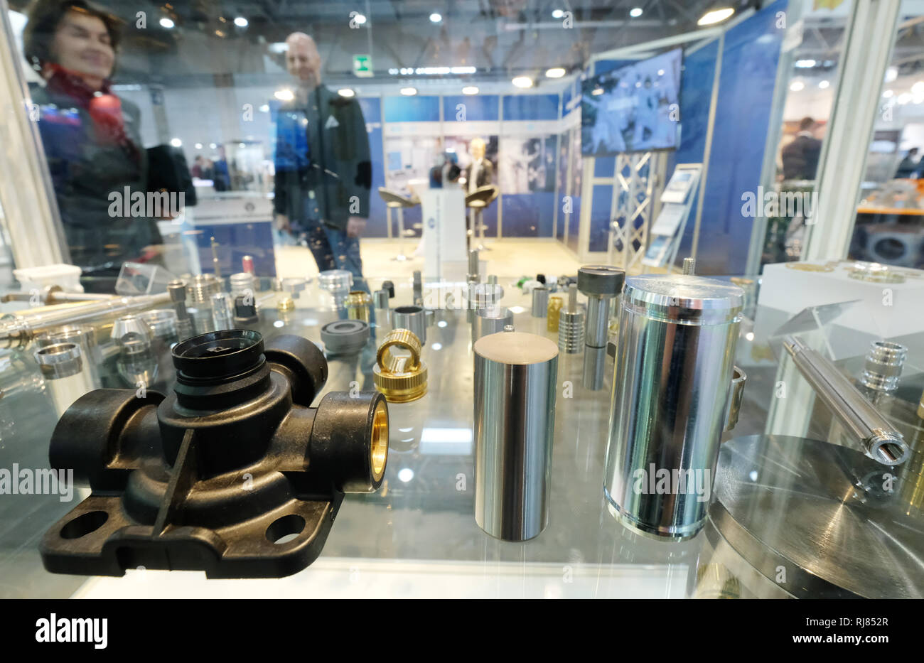 Leipzig, Deutschland. 05 Feb, 2019. In einer Vitrine im Z2019 Messe, Zulieferteile für die Automobilindustrie von der Firma Herbrig & Co. GmbH Präzisionsmechanik aus Altenberg. Insgesamt mehr als 1300 Aussteller aus 31 Ländern präsentieren Innovationen werden von der Metall- und Elektroindustrie an zwei gleichzeitigen Messen in Leipzig vom 5. bis 8. Februar. Unter anderem Intec ist für den Werkzeugmaschinenbau. Der Fokus wird auch auf die Digitalisierung. Messe Z konzentriert sich auch auf die Dienstleistungen. Credit: Sebastian Willnow/dpa-Zentralbild/dpa/Alamy leben Nachrichten Stockfoto