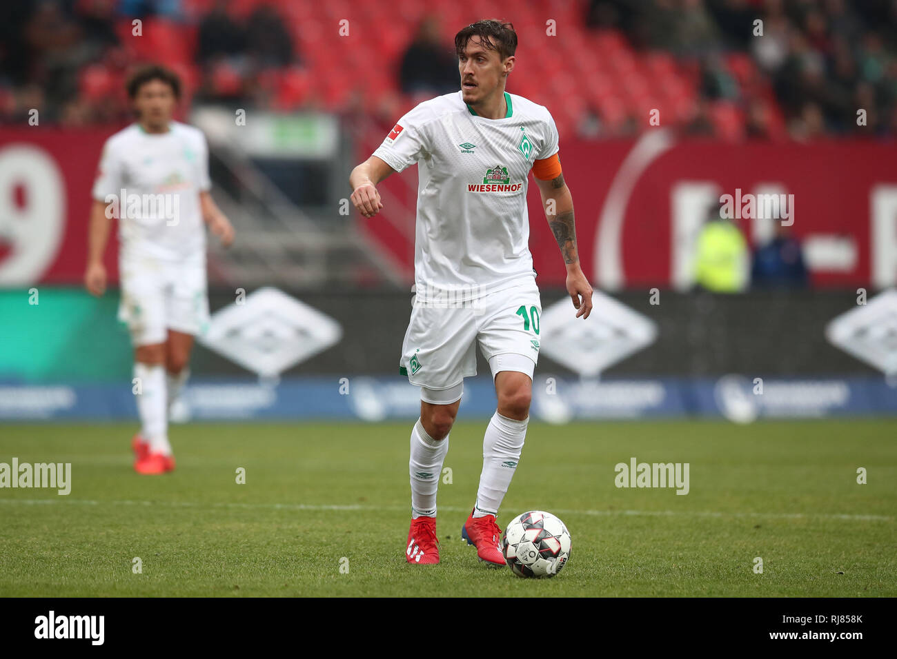 02 Februar 2019, Bayern, Nürnberg: Fußball: Bundesliga, 1.FC Nürnberg - Werder Bremen, den 20. Spieltag in Max Morlock Stadion. Max Kruse aus Bremen spielt den Ball. Foto: Daniel Karmann/dpa - WICHTIGER HINWEIS: In Übereinstimmung mit den Anforderungen der DFL Deutsche Fußball Liga oder der DFB Deutscher Fußball-Bund ist es untersagt, zu verwenden oder verwendet Fotos im Stadion und/oder das Spiel in Form von Bildern und/oder Videos - wie Foto Sequenzen getroffen haben. Stockfoto