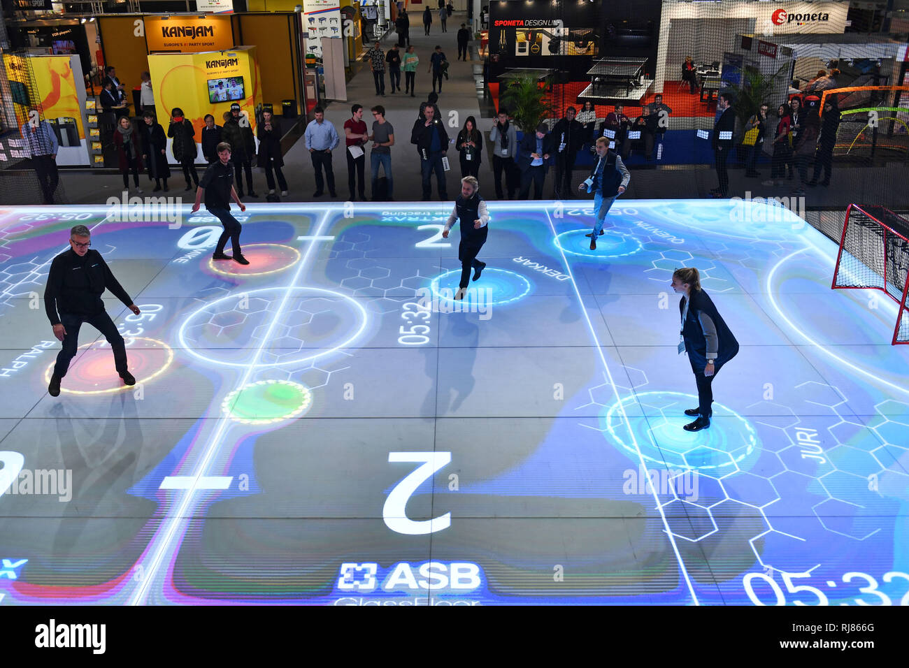 München, Deutschland. 05 Feb, 2019. ASB LumiFlex ist ein Video. Die gesamte Fläche dient als multifunktionale Monitors, das jedes Zimmer in ein einzigartiges visuelles Erlebnis. Die patentierte Glasoberflaeche ist einer der innovativsten Bodenflächen aller Zeiten. Es eignet sich für eine Vielzahl von Lösungen aus Sport der Konzerthalle und ab zu messen ISPO 2019 am 05.02.2019 in München Einzelhandel. | Verwendung der weltweiten Kredit: dpa/Alamy leben Nachrichten Stockfoto