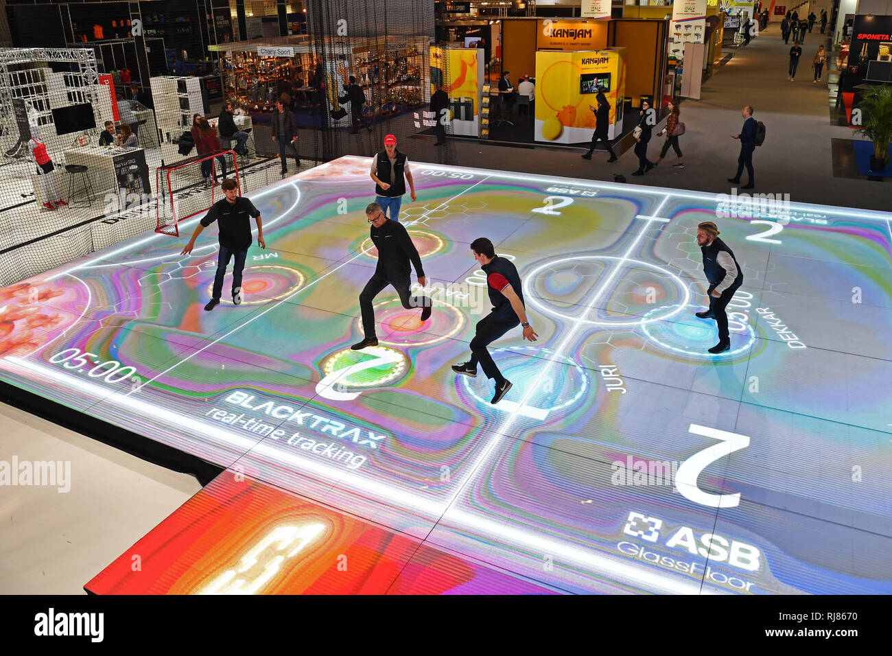 München, Deutschland. 05 Feb, 2019. ASB LumiFlex ist ein Video. Die gesamte Fläche dient als multifunktionale Monitors, das jedes Zimmer in ein einzigartiges visuelles Erlebnis. Die patentierte Glasoberflaeche ist einer der innovativsten Bodenflächen aller Zeiten. Es eignet sich für eine Vielzahl von Lösungen aus Sport der Konzerthalle und ab zu messen ISPO 2019 am 05.02.2019 in München Einzelhandel. | Verwendung der weltweiten Kredit: dpa/Alamy leben Nachrichten Stockfoto