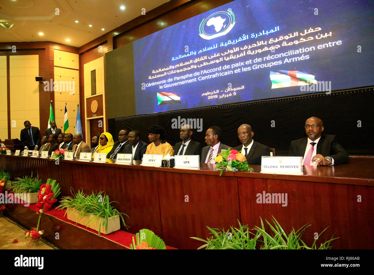 Khartum, Sudan. 5. Februar, 2019. Teilnehmer der feierlichen Unterzeichnung des Friedensabkommens zwischen den Konfliktparteien in der Zentralafrikanischen Republik (CAR), in Khartum, Sudan, Feb 5, 2019. Die Konfliktparteien in der Zentralafrikanischen Republik (CAR) am Dienstag ein Friedensabkommen unterzeichnet bei Abschluß der Gespräche, die von der sudanesischen Regierung in der Hauptstadt Khartum. Credit: Mohamed Khidir/Xinhua/Alamy leben Nachrichten Stockfoto