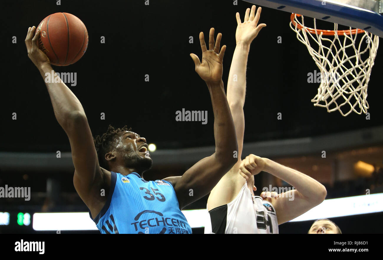 05. Februar 2019, Berlin: Basketball: Eurocup ALBA Berlin - Partizan Belgrad, Zwischenrunde, Gruppe E, 6. Spieltag. Albas Landry Nnoko (l) Springt zum Korb gegen Jock Landale von Partizan Belgrad. Foto: Andreas Gora/dpa Stockfoto