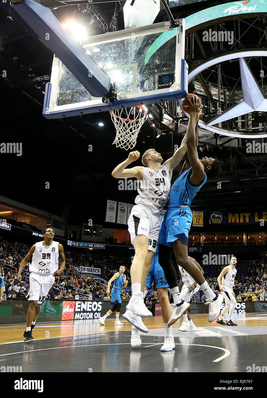 Berlin, Deutschland. 05 Feb, 2019. Basketball: Eurocup ALBA Berlin - Partizan Belgrad, Zwischenrunde, Gruppe E, 6. Spieltag. Albas Landry Nnoko (rechts) springt mit den Ball in den Korb gegen Jock Landale von Partizan Belgrad. Credit: Andreas Gora/dpa/Alamy leben Nachrichten Stockfoto