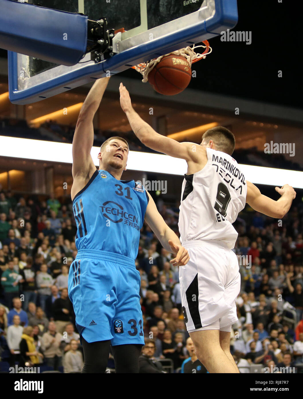 Berlin, Deutschland. 05 Feb, 2019. Basketball: Eurocup ALBA Berlin - Partizan Belgrad, Zwischenrunde, Gruppe E, 6. Spieltag. Von links nach rechts Albas Rokas Giedraitis bringt den Ball in den Korb neben Vanja Marinkovic von Partizan Belgrad. Credit: Andreas Gora/dpa/Alamy leben Nachrichten Stockfoto