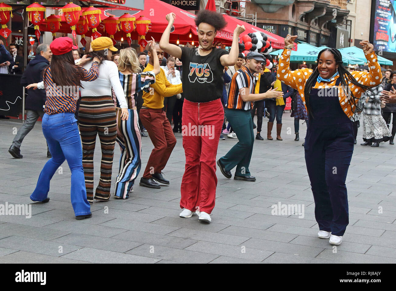 Die amerikanische Seele crew gesehen tanzen zusammen in den Straßen von London. Zu Ehren der BET (Black Entertainment Television) Netzwerk von Groovy neue Periode Drama, amerikanische Seele, ein Flash Mob Dance Übernahme auf den Straßen von London. Stockfoto