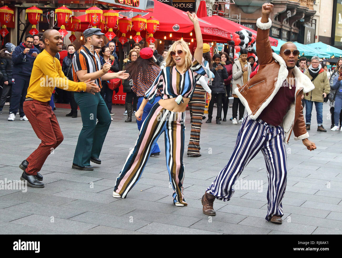Die amerikanische Seele crew gesehen tanzen zusammen in den Straßen von London. Zu Ehren der BET (Black Entertainment Television) Netzwerk von Groovy neue Periode Drama, amerikanische Seele, ein Flash Mob Dance Übernahme auf den Straßen von London. Stockfoto